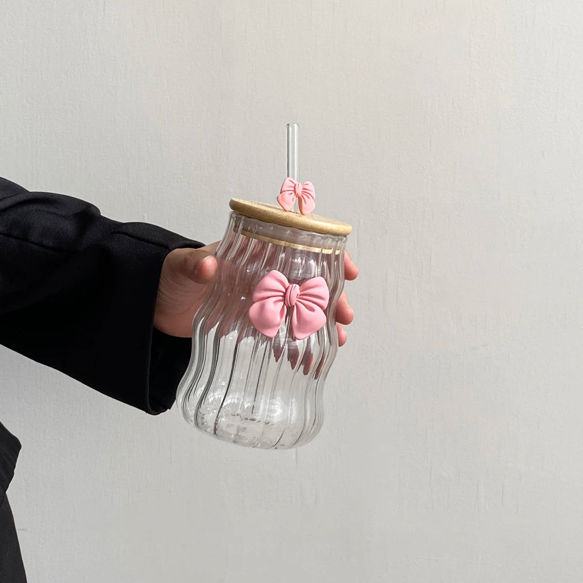 1Pc Glass with Lid and Straw, Elegant Bow Girl's Glass Cup, Wavy Glass with Lid, Stripesd Glass Cup for Home Decoration, Home Drinking Water, Breakfast Cup, Milk Cup, Afternoon Tea Coffee Cup, Valentine's Day Gift