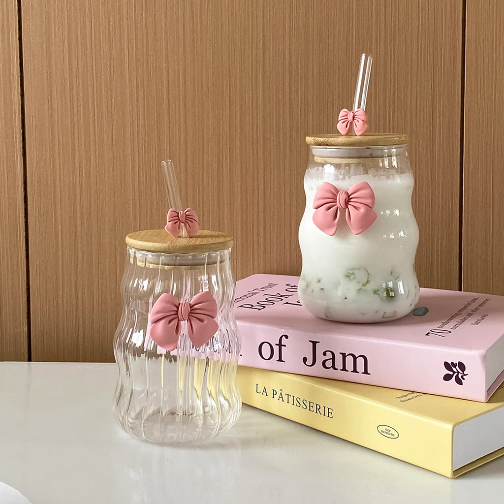 1Pc Glass with Lid and Straw, Elegant Bow Girl's Glass Cup, Wavy Glass with Lid, Stripesd Glass Cup for Home Decoration, Home Drinking Water, Breakfast Cup, Milk Cup, Afternoon Tea Coffee Cup, Valentine's Day Gift